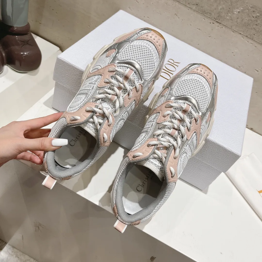👟👟Ex-factory price 560👟👟 (top version) The latest hot model, the star model 2024 main hot product, the newly released Dior Dior Chrono new casual sports shoes, running shoes and dad shoes are really cool, full of futuristic feeling! Really cool! Once again interpreting Dior's concept of cool fashion, the lucky star will bless you with good luck. The new EVA sole is super light and super soft! A perfect replica of the original! Fully matched material and mold! ! 35-40